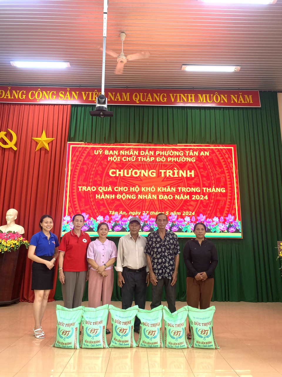 TRAO QUÀ CHO HỘ KHÓ KHĂN TRONG THÁNG HÀNH ĐỘNG NHÂN ĐẠO NĂM 2024 