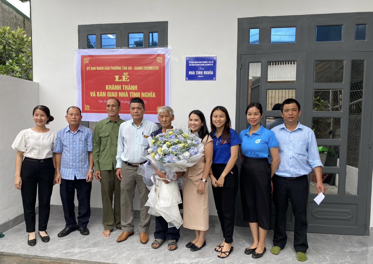Lễ Khánh thành và bàn giao nhà tình nghĩa ở tổ dân phố 11, phường Tân An