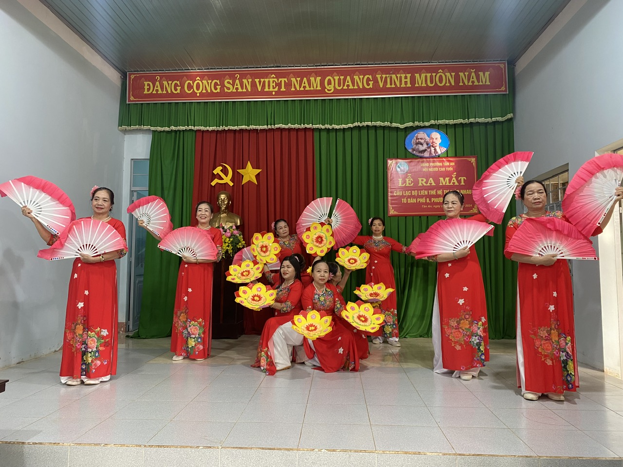 RA MẮT CÂU LẠC BỘ LIÊN THẾ HỆ TỰ GIÚP NHAU TẠI TỔ DÂN PHỐ 8, PHƯỜNG TÂN AN