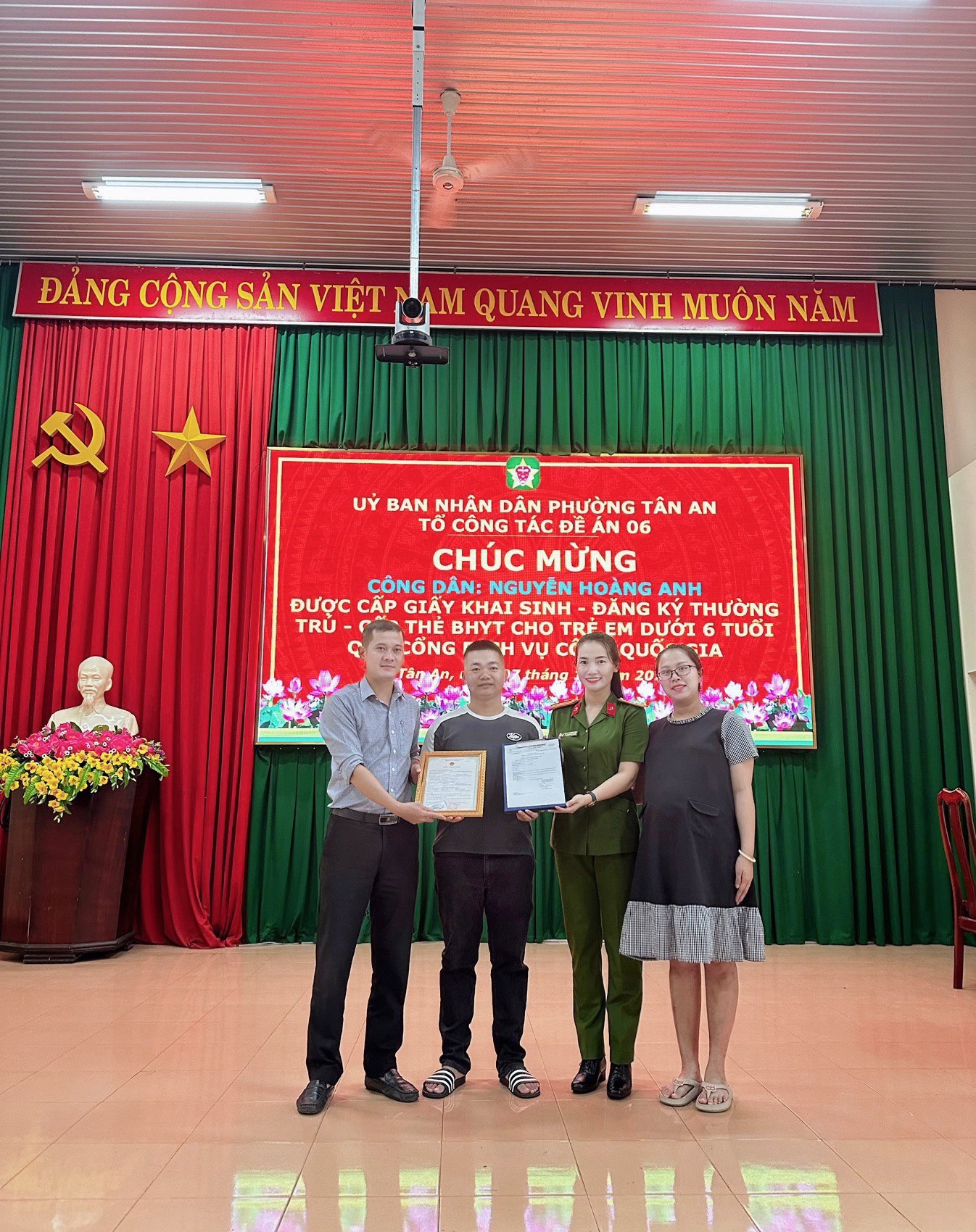 CÔNG DÂN NHẬN  “GIẤY ĐĂNG KÝ KHAI SINH – ĐĂNG KÝ THƯỜNG TRÚ – THẺ BẢO HIỂM Y TẾ QUA CỔNG DỊCH VỤ CÔNG QUỐC GIA” TẠI PHƯỜNG TÂN AN.