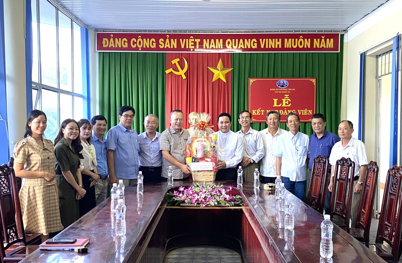 GIÁO XỨ DŨNG LẠC THĂM VÀ CHÚC TẾT UBND PHƯỜNG TÂN AN
