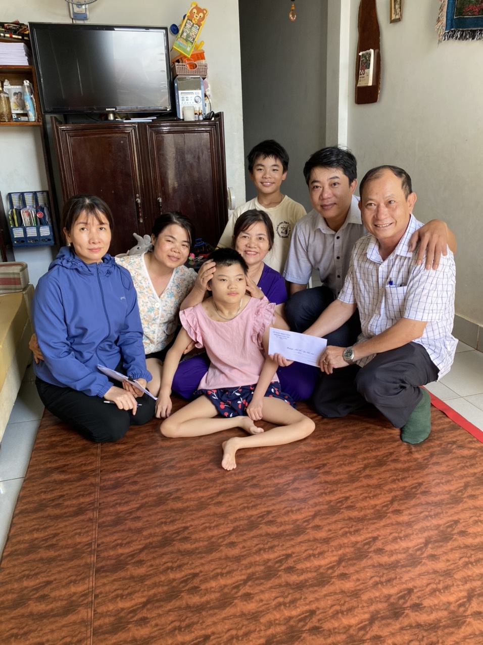 UBND phường Tân An tổ chức thăm và tặng quà cho trẻ em có hoàn cảnh đặc biệt khó khăn nhân dịp tháng hành động vì trẻ em và ngày quốc tế thiếu nhi 1/6