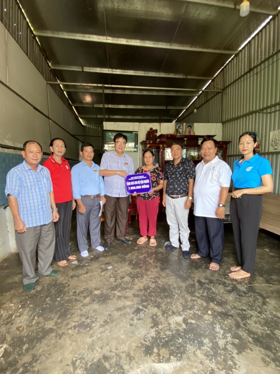 THĂM VÀ TẶNG QUÀ HỘ GIA ĐÌNH CHÍNH SÁCH, HỘ NGHÈO TRÊN ĐỊA BÀN PHƯỜNG