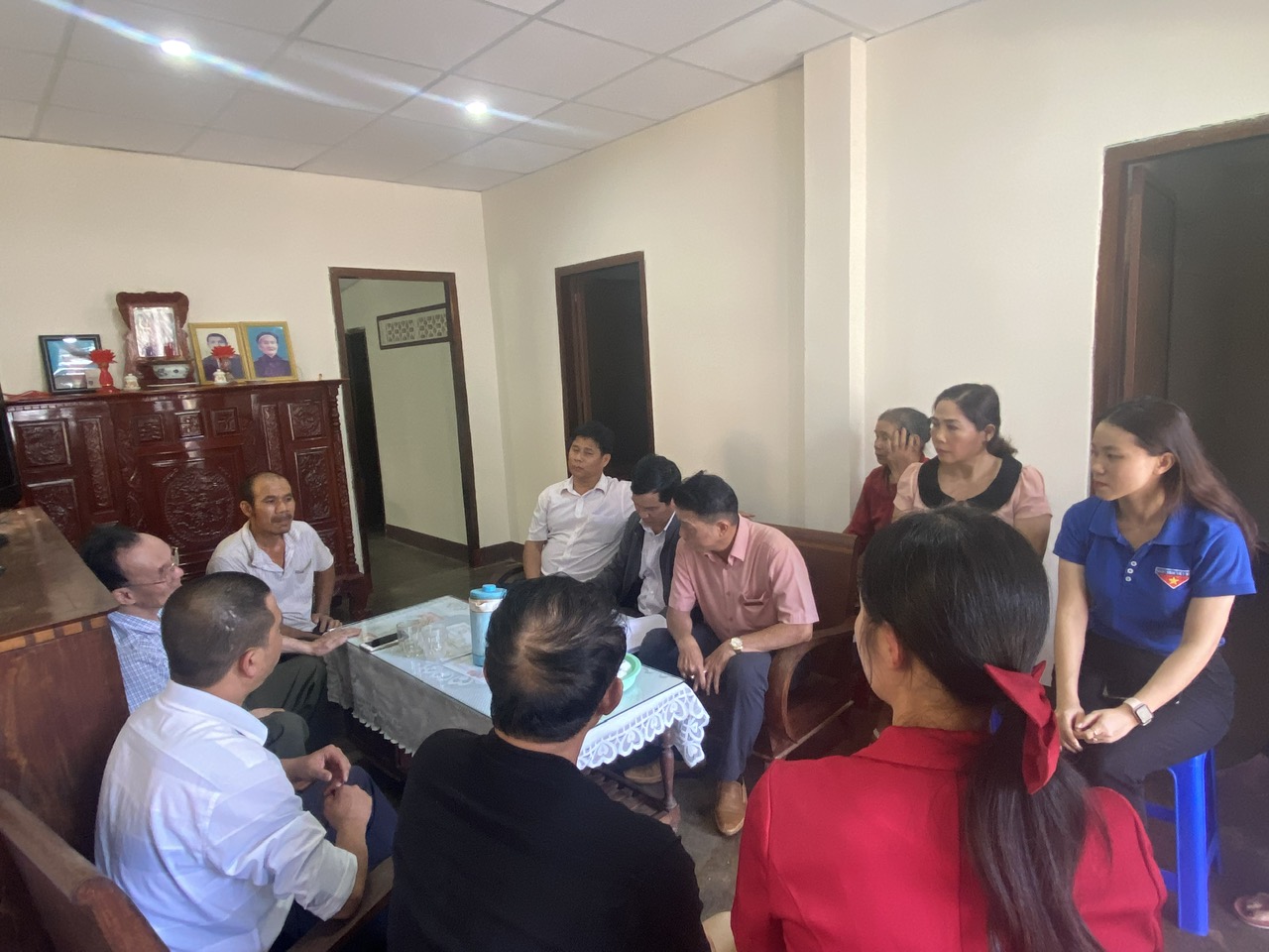 UBND phường Tân An hỗ trợ thay mái tôn cho hộ cận nghèo trên địa bàn phường