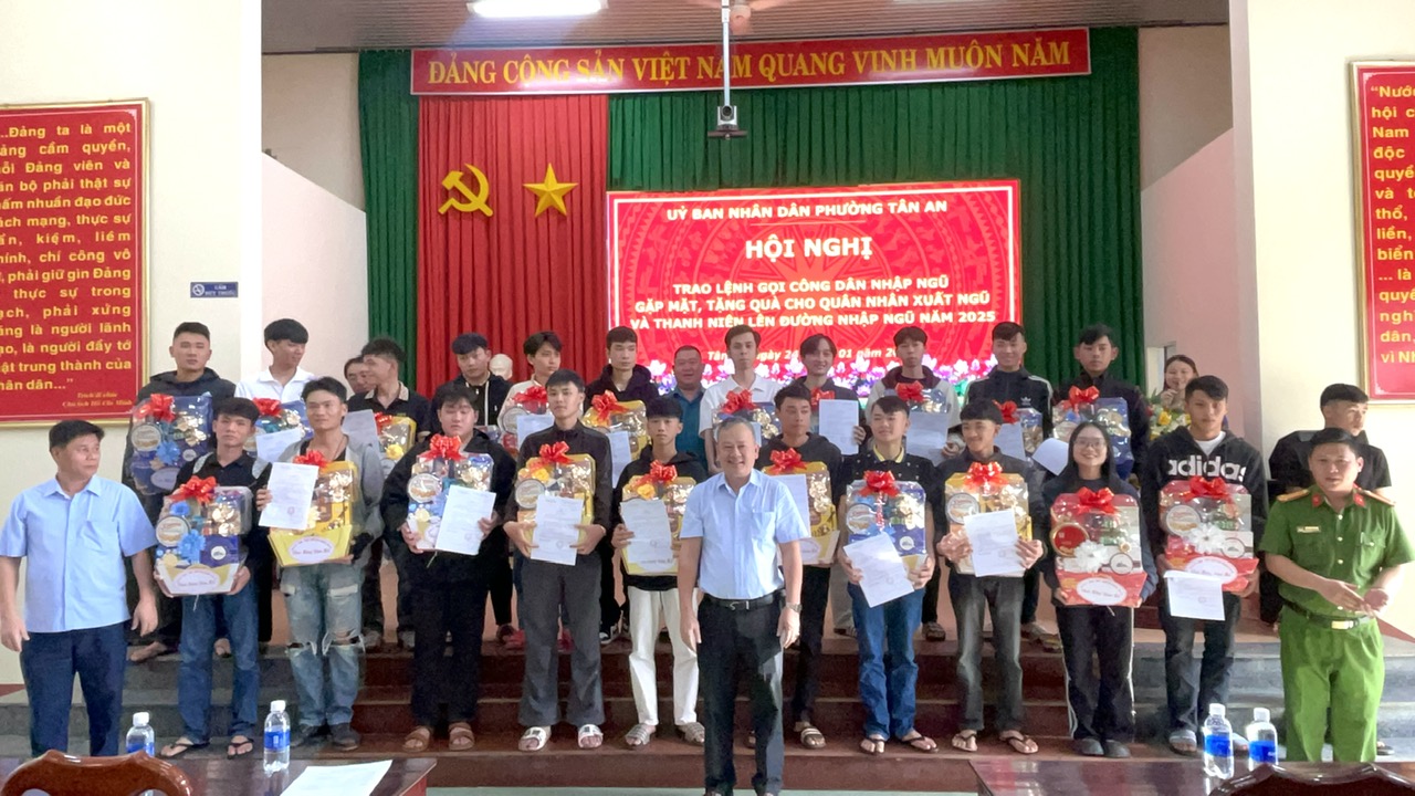 Phường Tân An tổ chức trao lệnh gọi công dân nhập ngũ; gặp mặt, tặng quà công dân xuất ngũ và thanh niên lên đường nhâp ngũ chuẩn bị nhập ngũ 2025